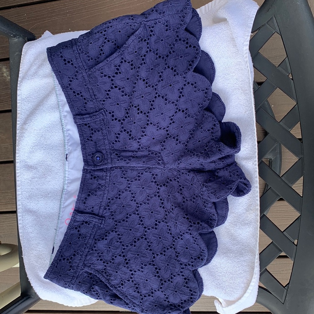 Lilly Pulitzer scalloped short. Size 2